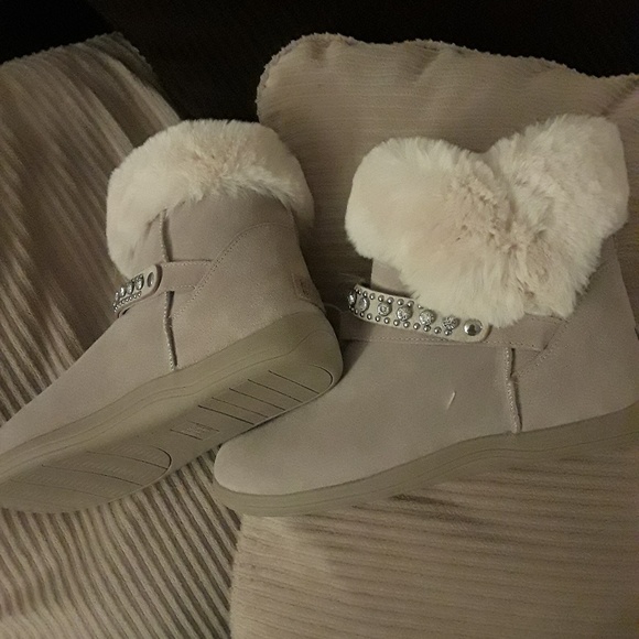 Boots - Picture 2 of 3